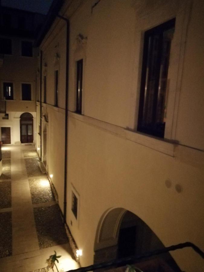 B&B Bone Novelle Dimora Storica Palazzo Zuzi Л'Акуила Экстерьер фото
