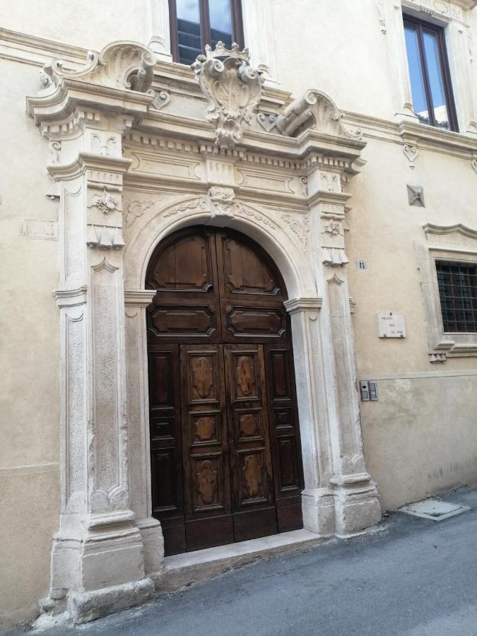 B&B Bone Novelle Dimora Storica Palazzo Zuzi Л'Акуила Экстерьер фото